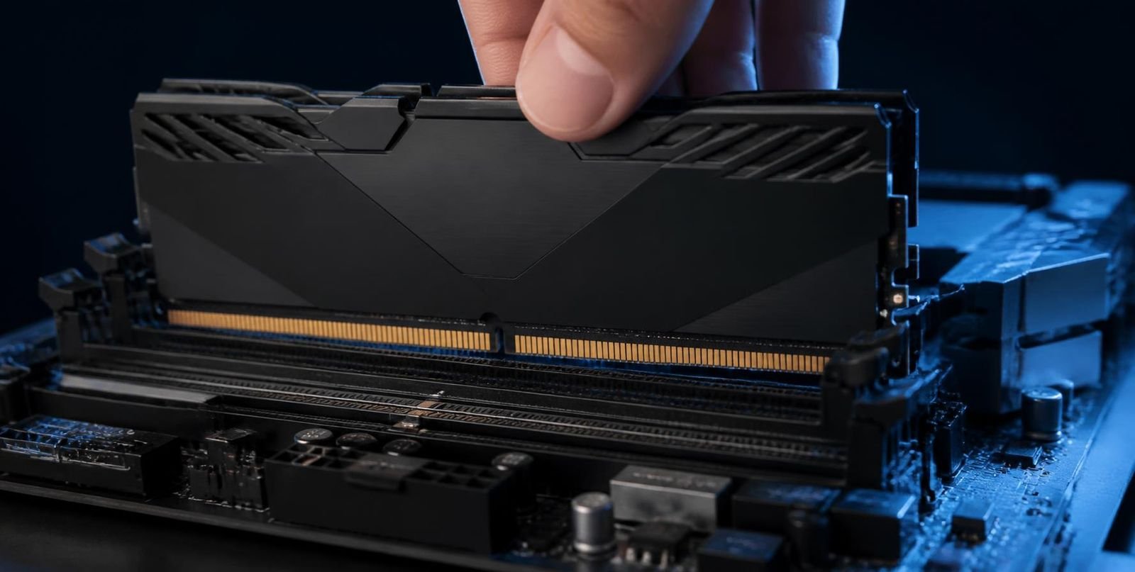 Módulo de memoria DDR5 instalándose en una placa base