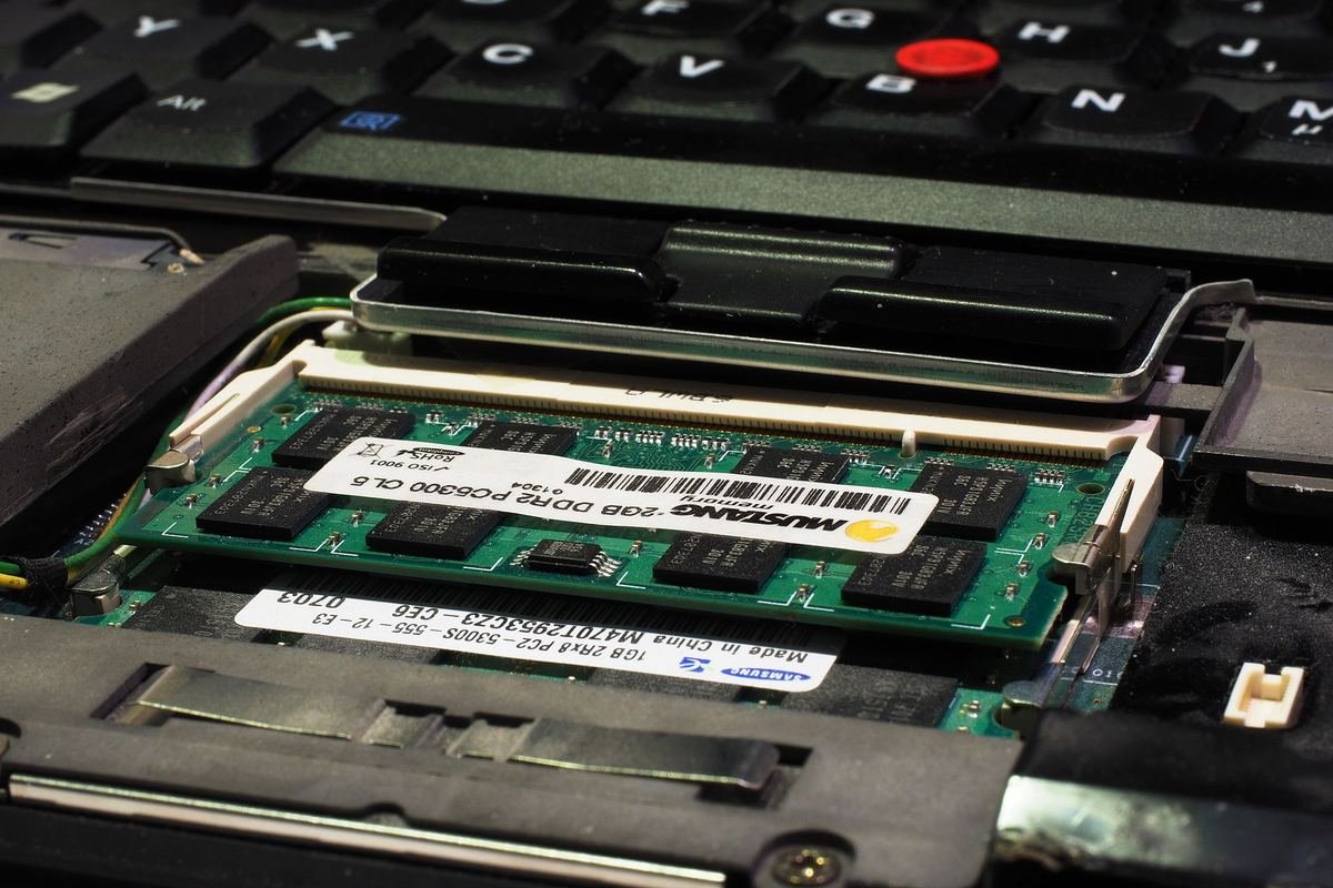 Foto de SO-DIMM instalado en un ThinkPad